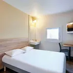Отель Hotelf1 Lyon Солез